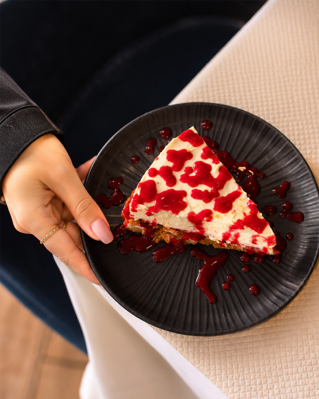 Part de cheesecake au coulis de fruits rouges