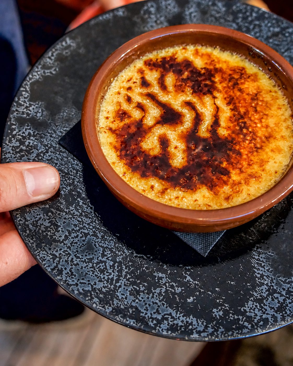 Crème brûlée caramélisée servie au Regent