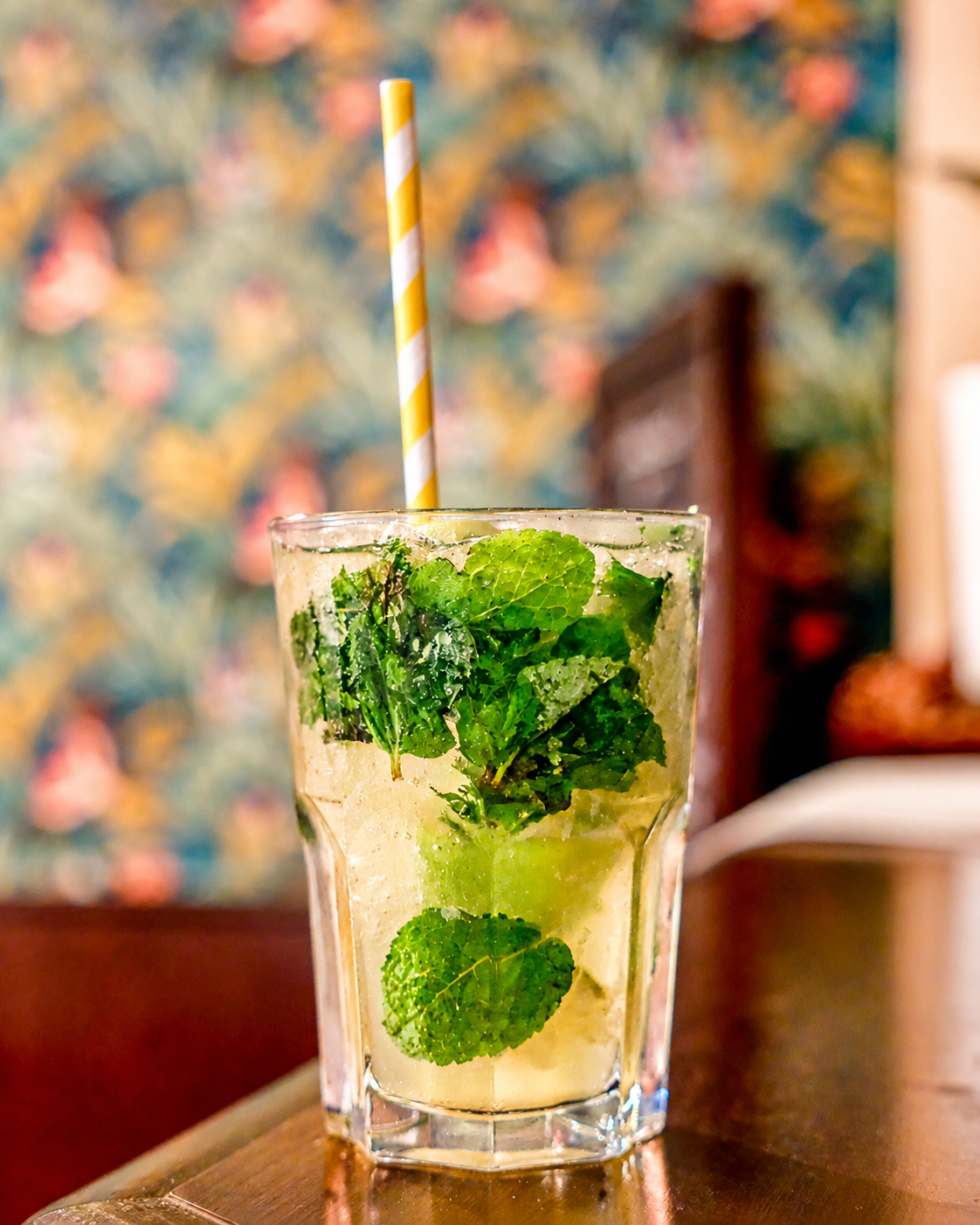 Mojito frais à la menthe servi au bar du Regent