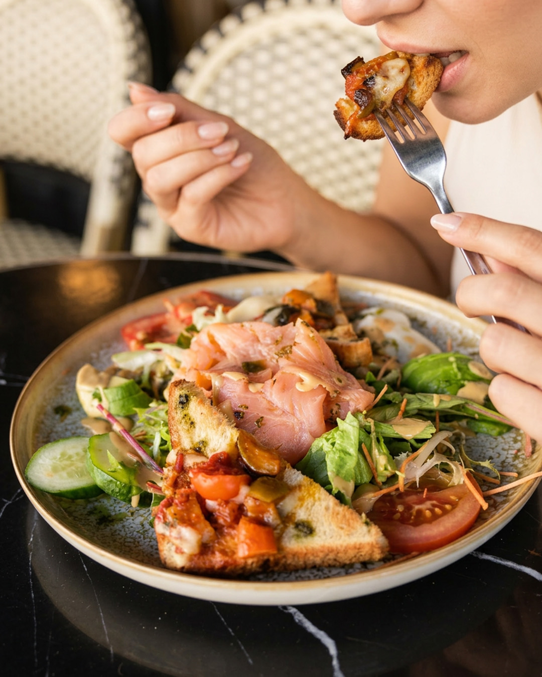 Assiette de saumon fumé et bruschetta dégustée en terrasse au Regent